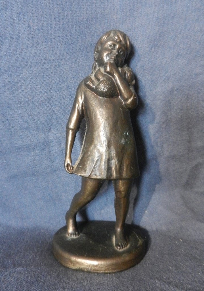 Bronzen sculptuur Meisje met teddybeer door Janneke Ros h 13, Minder dan 20 cm, Gemerkt, Ophalen of Verzenden, Brons