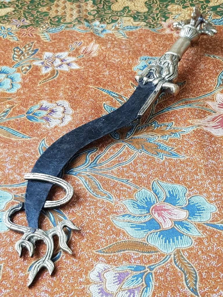 Mooi oud Oosters ceremonieel mes van brons en ijzer 36,6 cm., Ritueel object, Handgemaakt, Ophalen of Verzenden, Meerkleurig