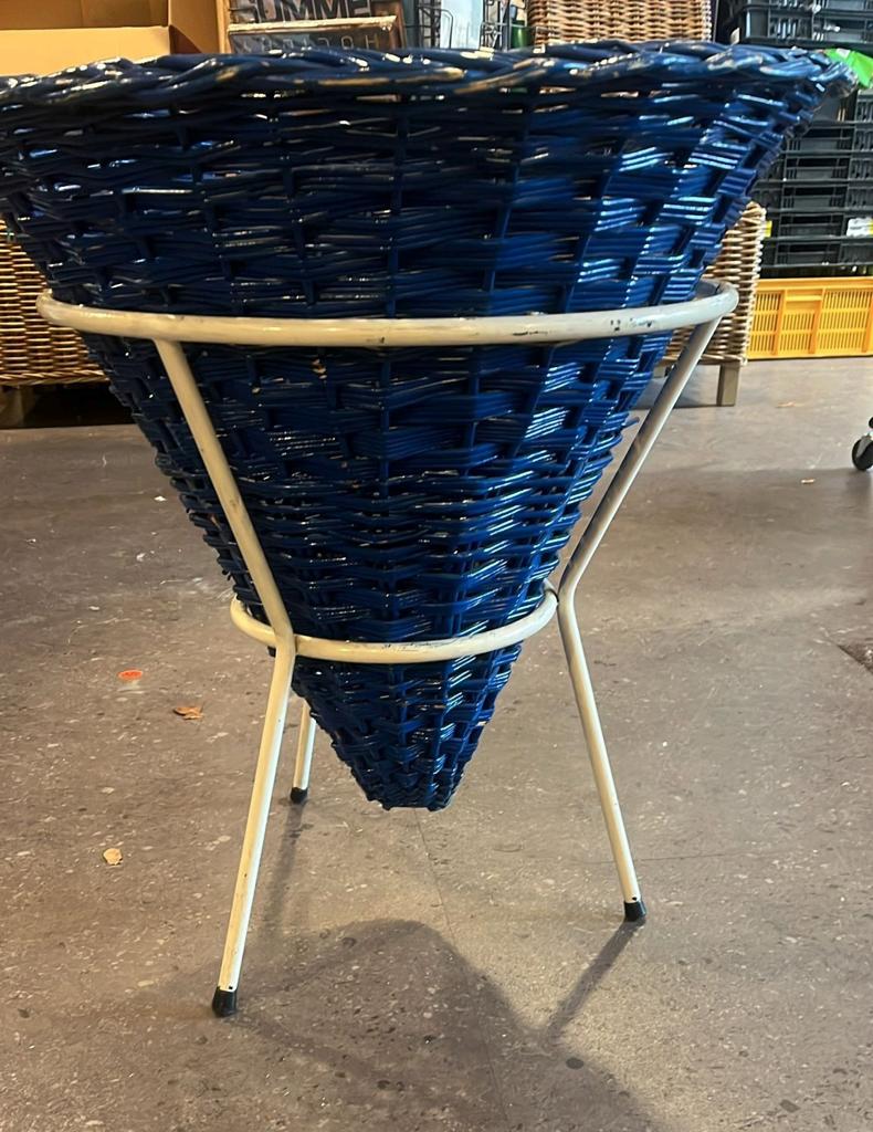 Vintage rieten / rotan opbergmand in metalen voet, Ophalen, Rond, Riet
