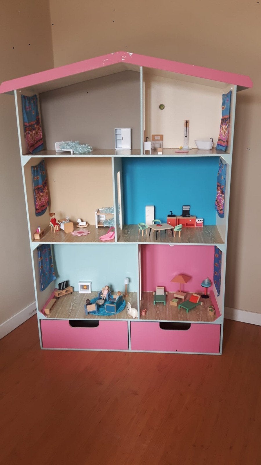 Houten poppenhuis met meubels en poppetjes, Kinderen en Baby's, Speelgoed | Poppenhuizen, Ophalen, Poppenhuis