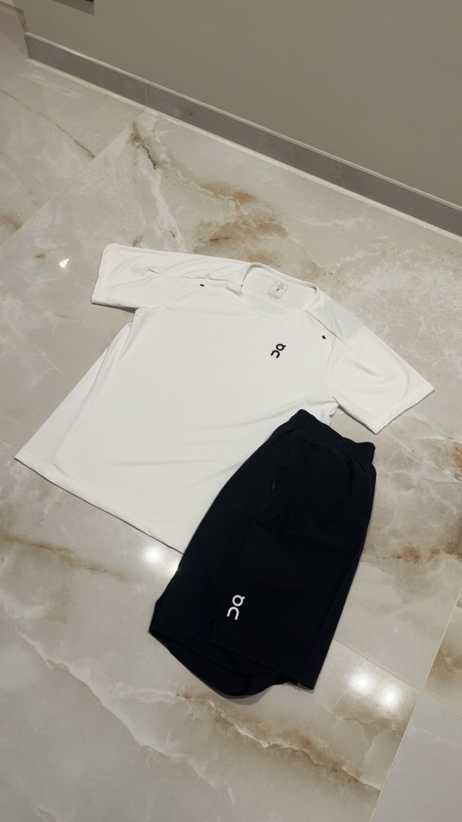 On Running Performance T-shirt en Short Set - Wit/Zwart, Kleding | Heren, Sportkleding, Maat 52/54 (L), Meerkleurig, Ophalen of Verzenden