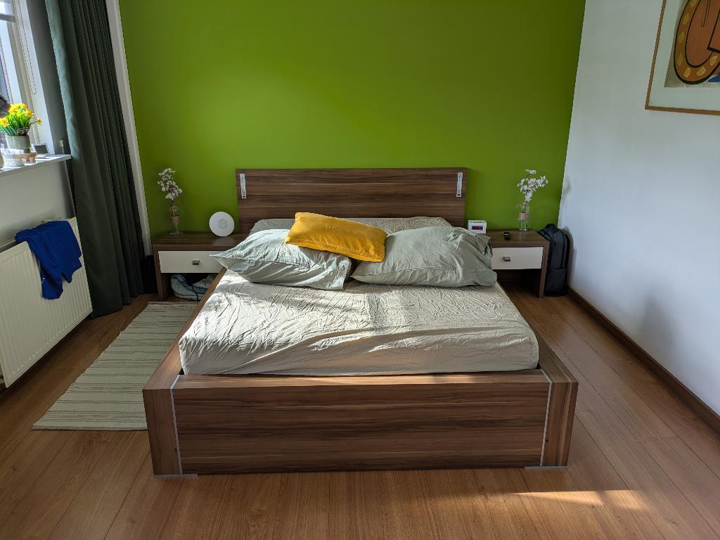 Bed met nachtkastjes, lattenbodems en inbouwlampen (140x200), Ophalen, Bruin, Tweepersoons, 140 cm