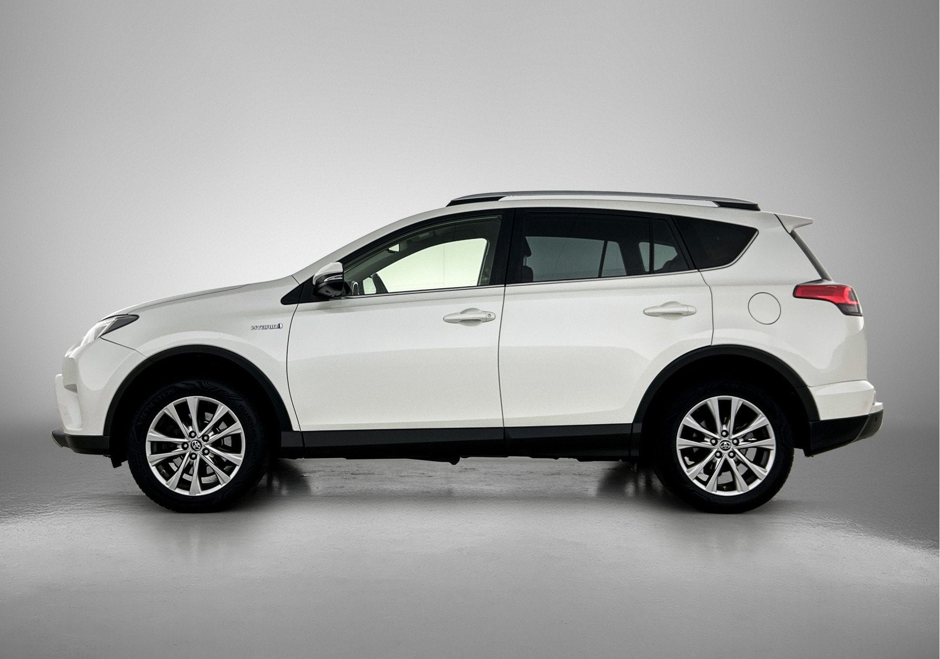 Foto 3 van Toyota RAV4 2.5 Hybrid AWD Executive Business | Trekhaak afn