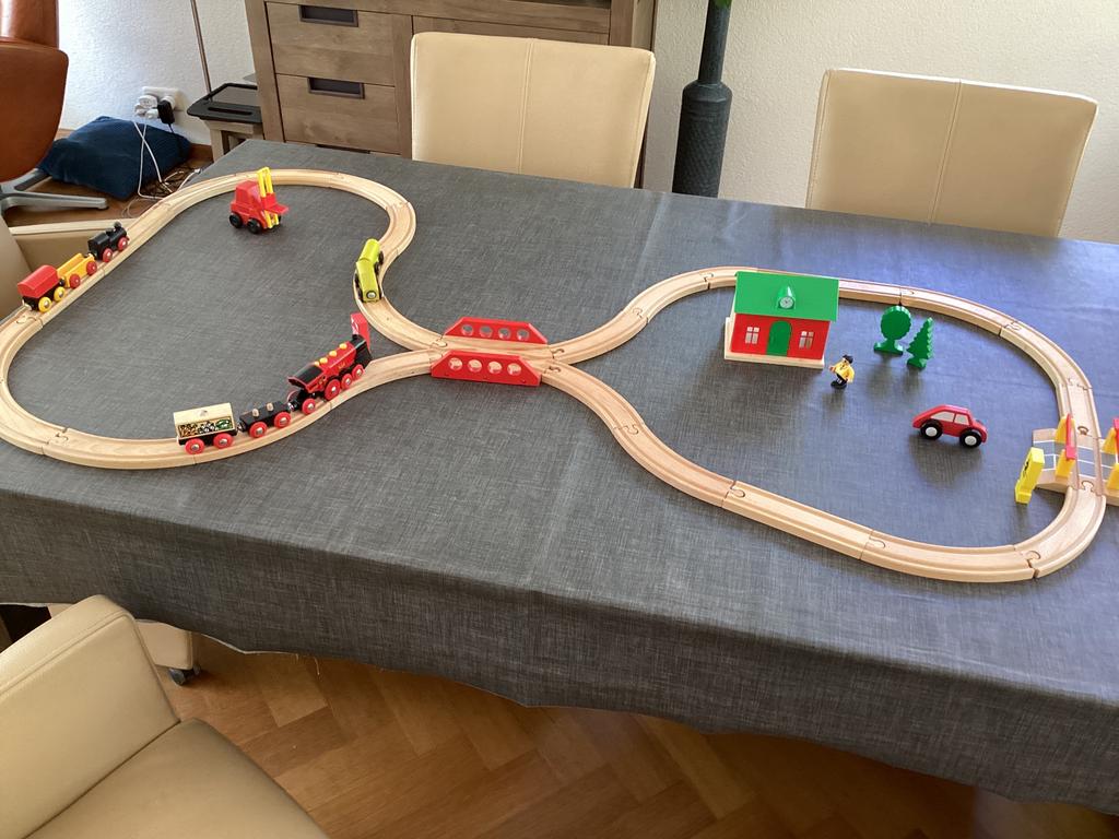 Houten treinbaan,spoorwegovergang,huisje, bruggetje enz., Ophalen, Zo goed als nieuw