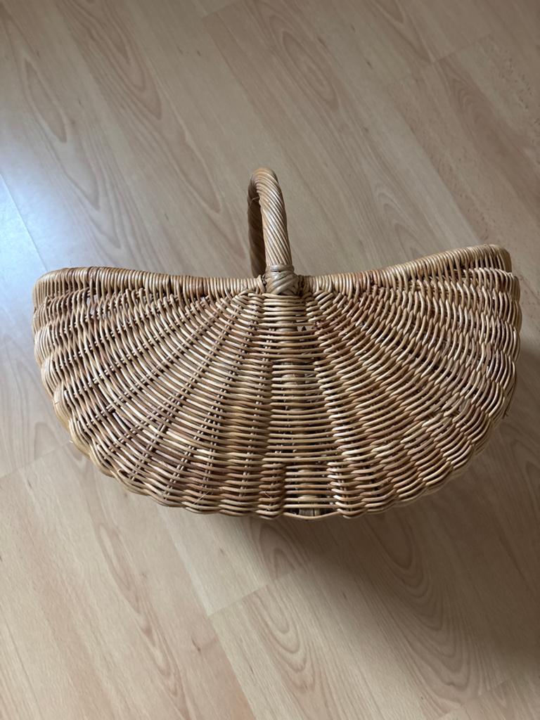 Decoratieve rieten mand met handvat, Huis en Inrichting, Woonaccessoires | Schalen en Manden, Gebruikt, Mand, Ophalen of Verzenden