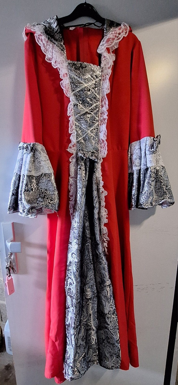 Carnavalsjurk rood met zilveren details, Maat 38/40 (M), Carnaval, Ophalen of Verzenden, Kleding