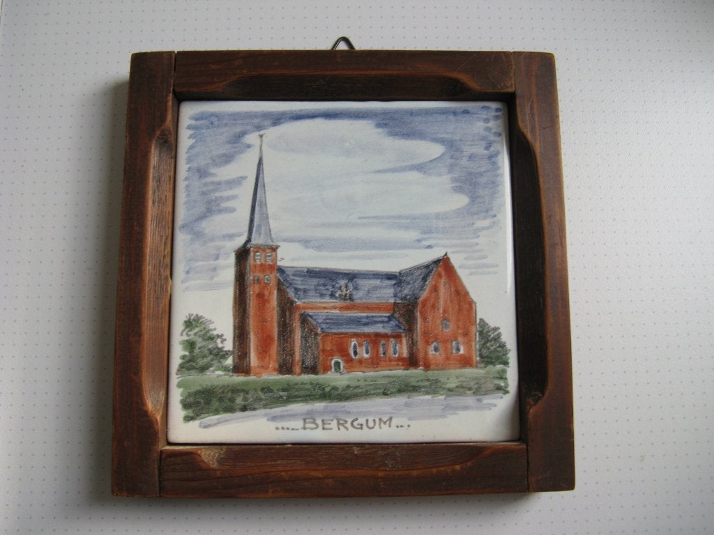 Tegeltje met afbeelding van de Kruiskerk in Bergum / Burgum, Huis en Inrichting, Meerkleurig, Steen/keramiek, Ophalen of Verzenden