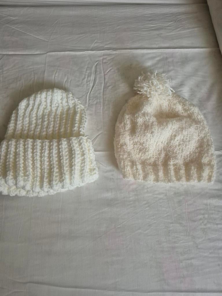 Dames mutsen, 2 stuks handgebreid, wit, NIEUW, Ophalen of Verzenden, Nieuw, Maat 38/40 (M), Muts