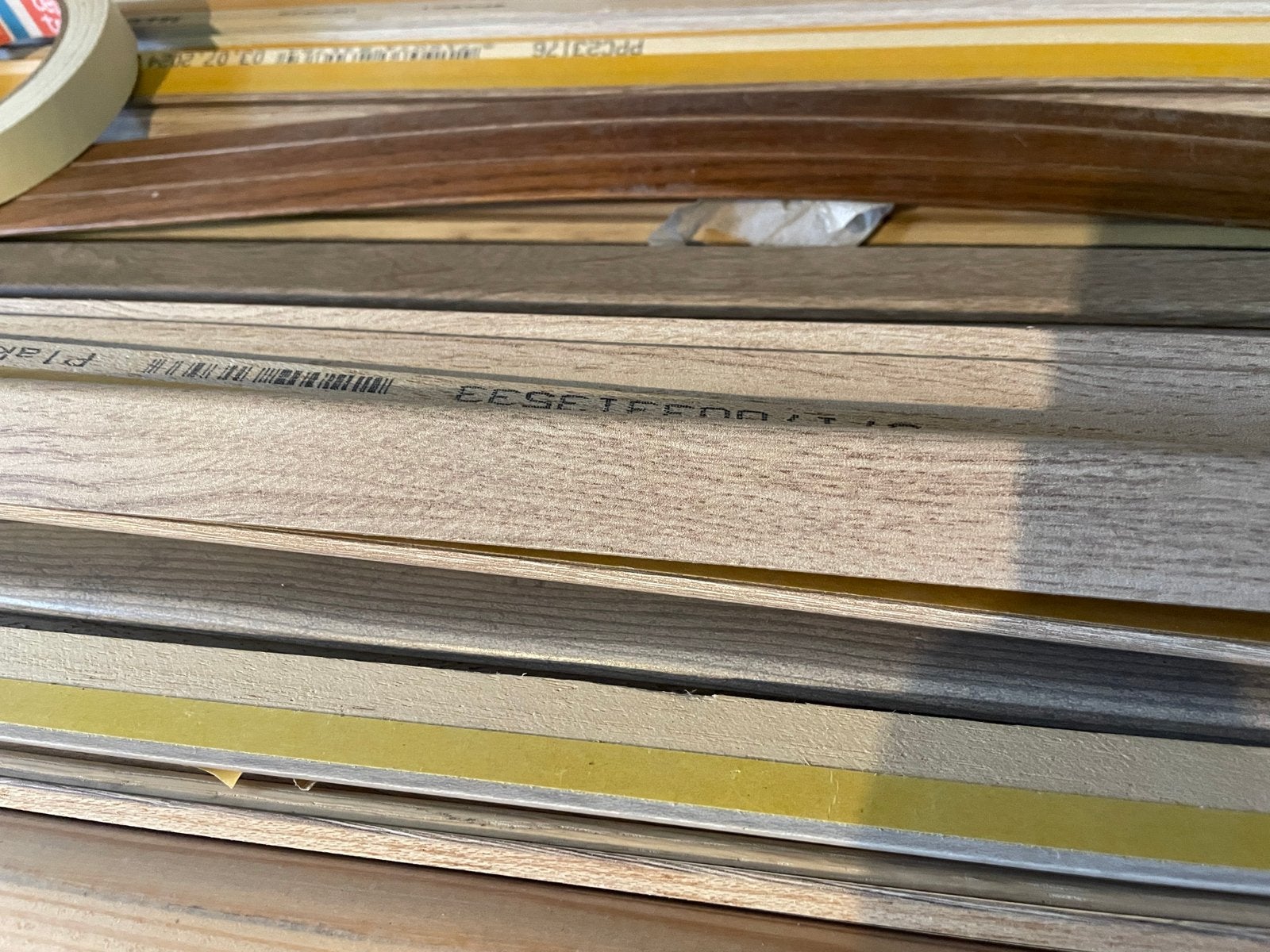 Diverse kleuren plakplinten, 2400 x 24 x 5 mm, Ophalen, Overige materialen, Gebruikt, Lijsten