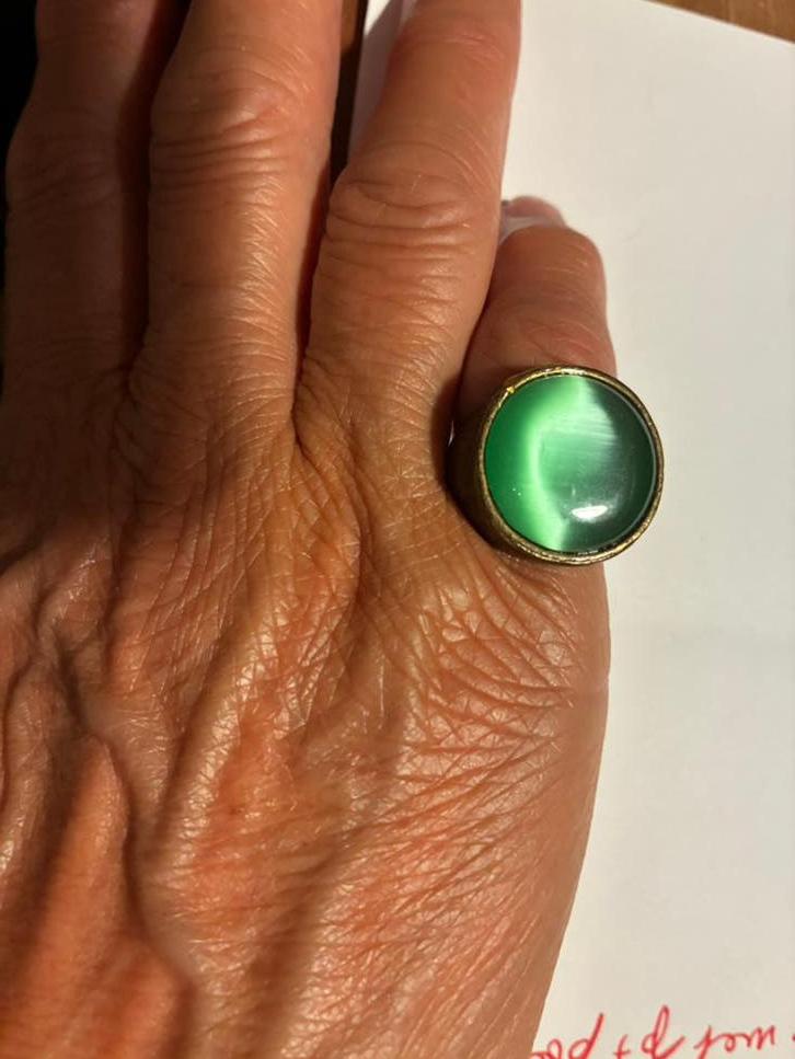 VINTAGE koperkleurige ring met groene steen , maat 18-19, Sieraden, Tassen en Uiterlijk, Ringen, Gebruikt, Ophalen of Verzenden