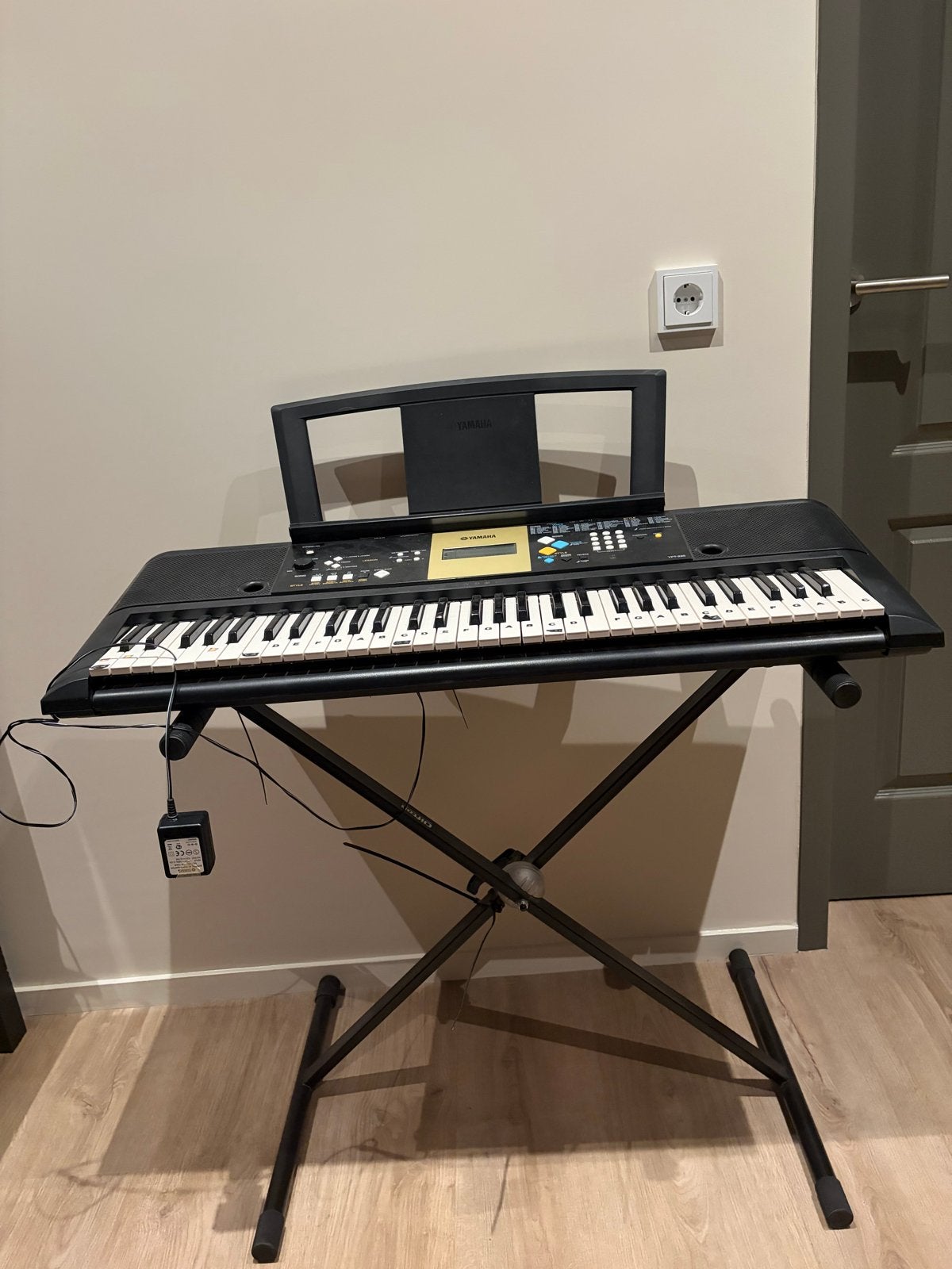 Yamaha PSR-E223 keyboard met standaard en adapter, Ophalen, Yamaha, Aanslaggevoelig, 61 toetsen