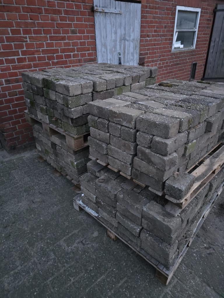 Betonstenen op pallets, Ophalen, Beton