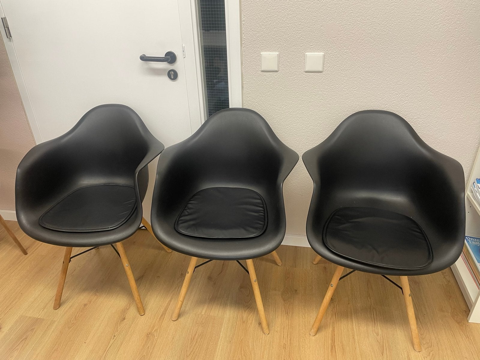4 Zwarte kuipstoelen met houten poten en kussens, Gebruikt, Zwart, Vier, Ophalen