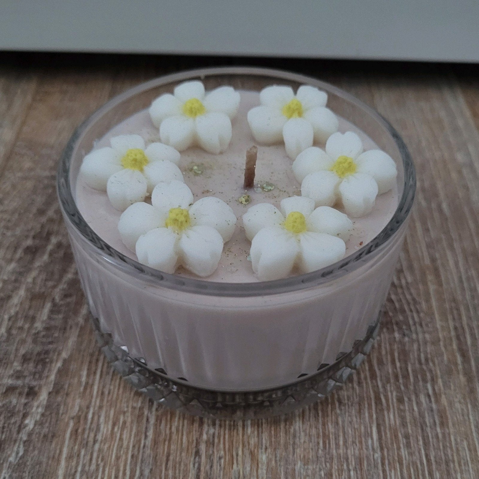 Nieuw! Vanille kaars rond in glas met bloemetjes & glitters, Ophalen of Verzenden, Nieuw, Glas, Kaars