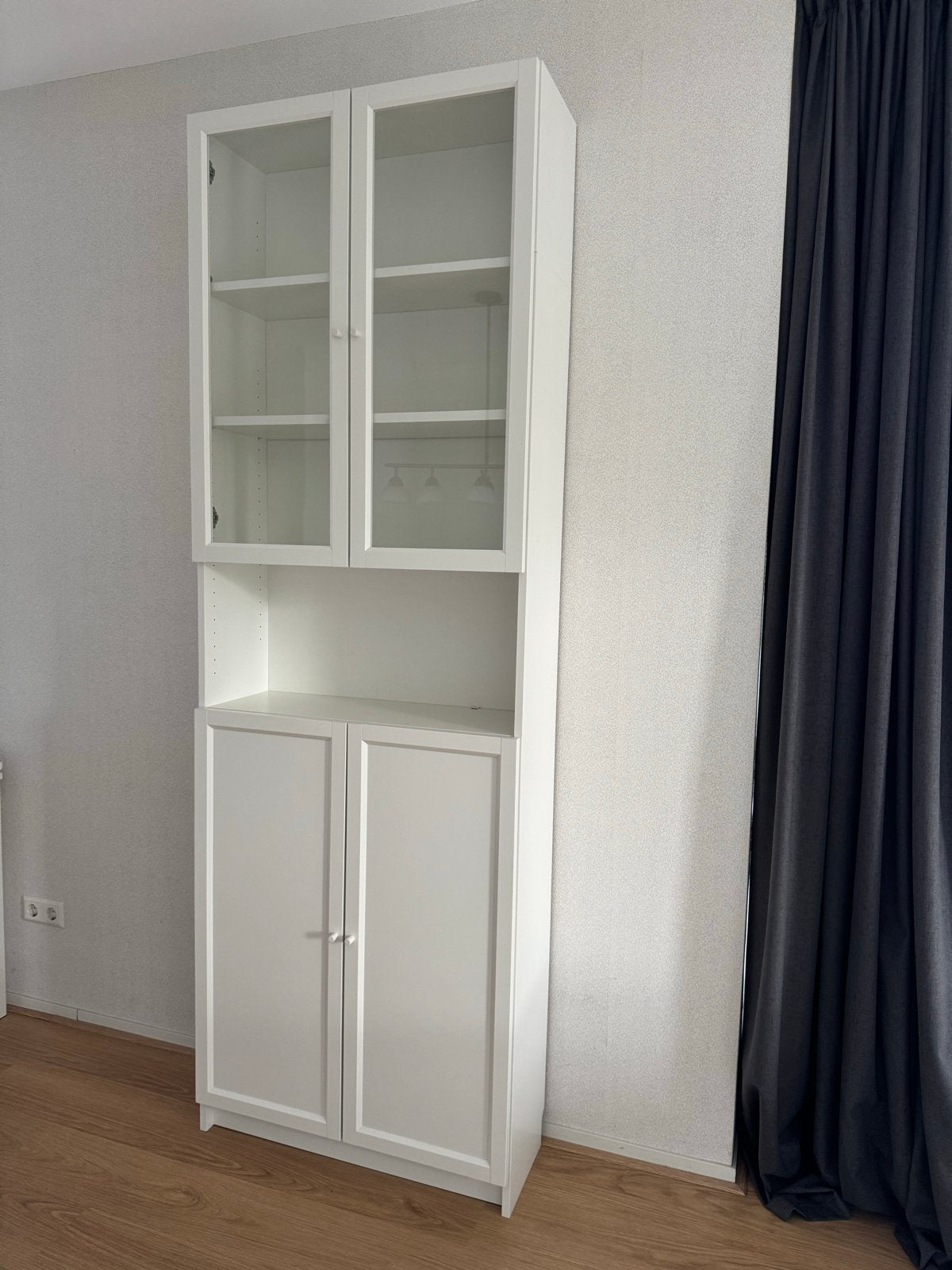 Witte kast met glazen en dichte deuren, Ophalen, Gebruikt, 50 tot 100 cm, 25 tot 50 cm