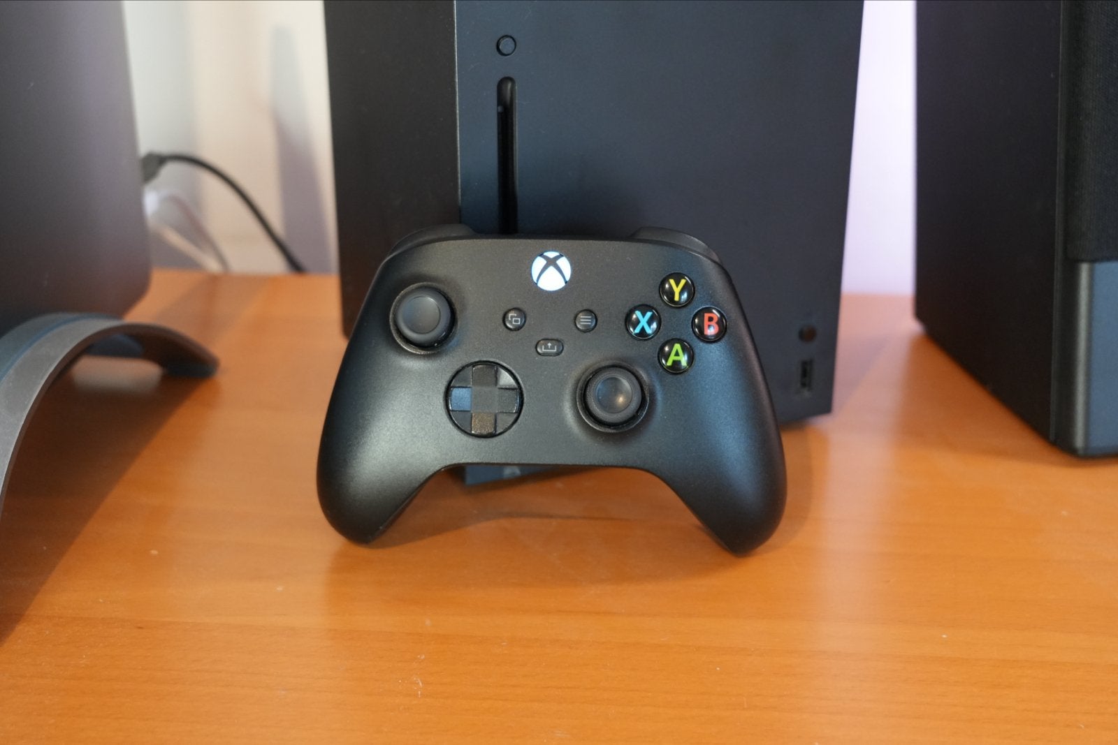 Foto 4 van Xbox Series X met controller