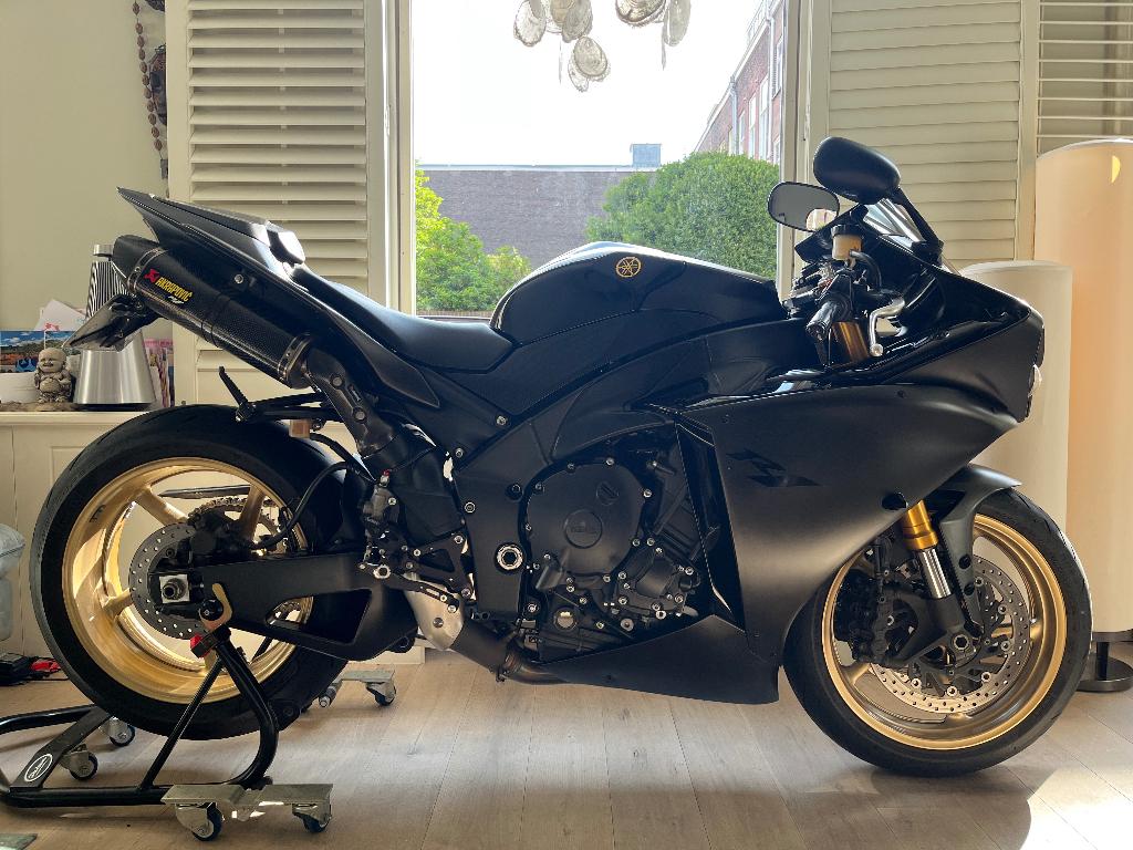 Yamaha YZF R1 2009 | Black on Black | Carbon Akrapovič |, Sportuitlaat, Occasion, 4 cilinders, Motorrijbewijs A