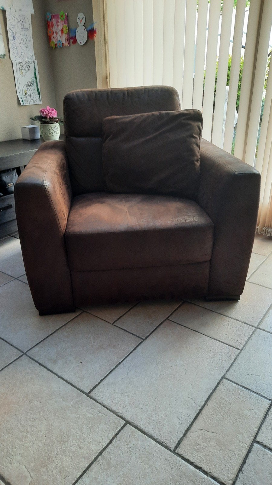 Comfortabele bruine fauteuil, suède bekleding, Ophalen, Modern, Comfortabel, Gebruikt, 75 tot 100 cm