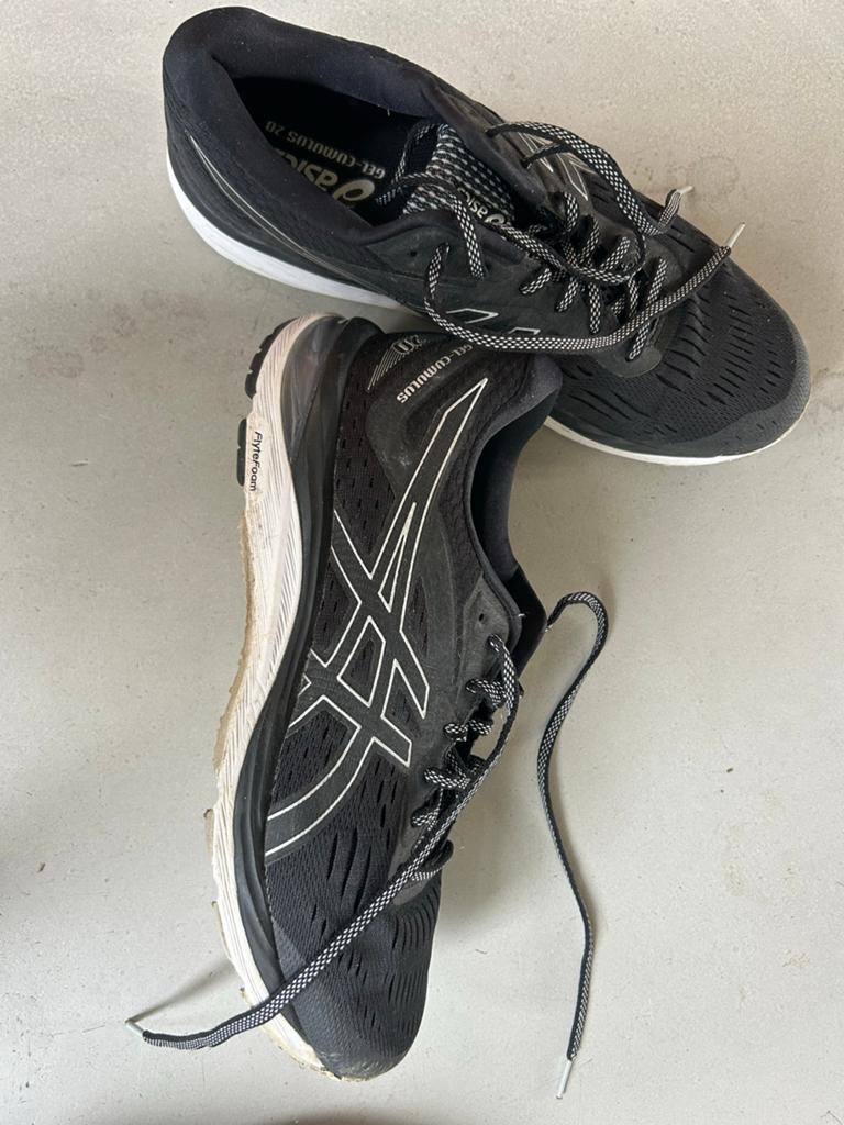 ASICS GEL-CUMULUS 20 Hockeyschoenen - Maat 44.5, Ophalen of Verzenden, Zo goed als nieuw, Schoenen