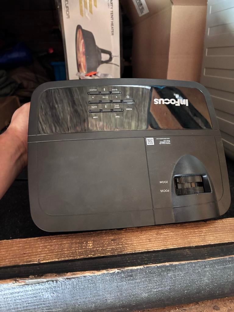 InFocus Laser Beamer met Elektrisch Projectiescherm 185x240, Ophalen, Gebruikt, DLP, Overige resoluties