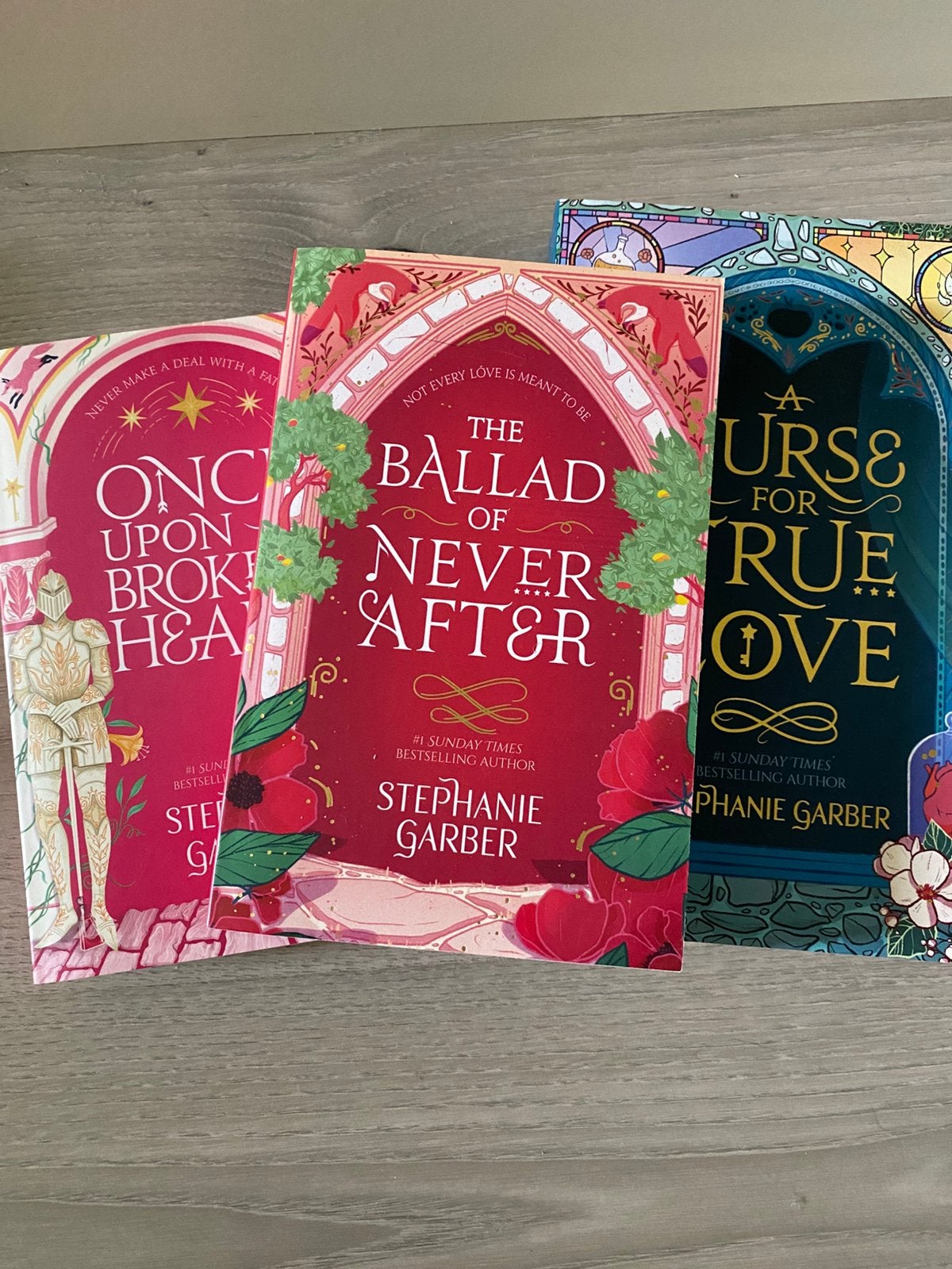 Once upon a broken heart boeken serie, Verzenden, Zo goed als nieuw