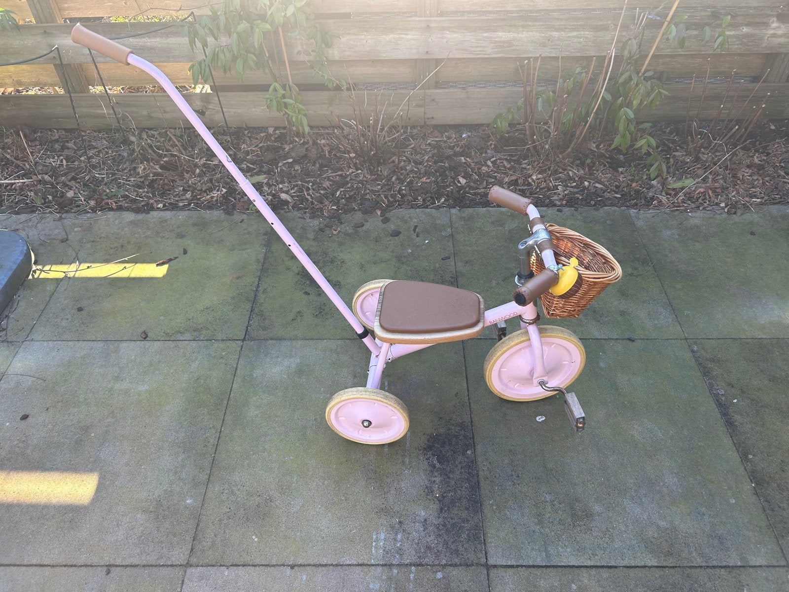 Banwood roze driewieler met duwstang en mandje, Fietsen en Brommers, Ophalen, Gebruikt, Terugtraprem, Duwstang