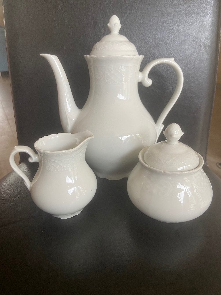 Een witte Theepot en Suikerpot en Melkkan, Ophalen