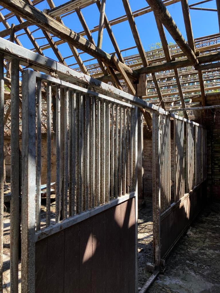 2 ruime paardenstallen 4 bij 3 meter met uittrekbare wanden, Ophalen, Zo goed als nieuw, Overige soorten