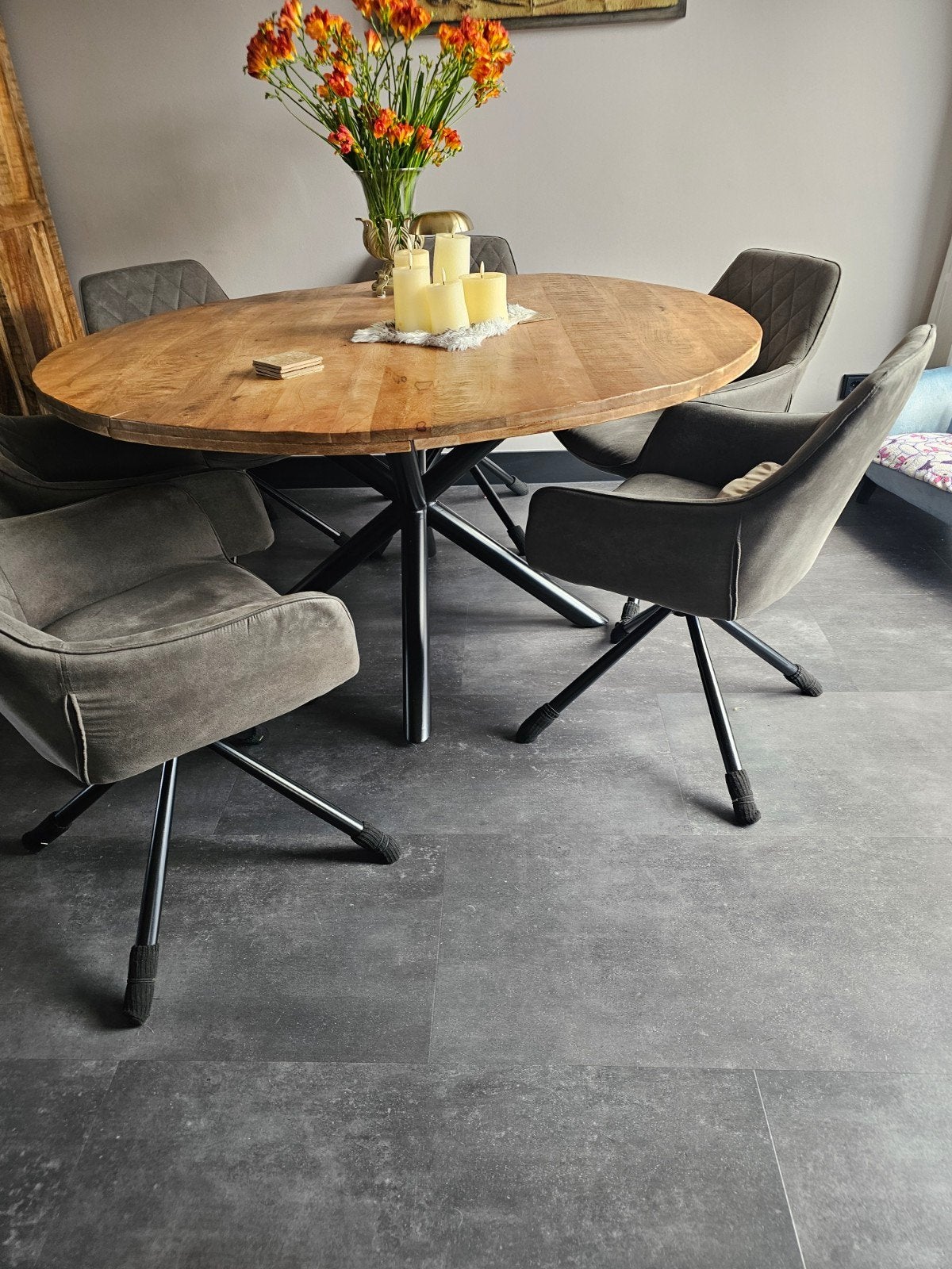 Ronde eettafel van mangohout met zwart metalen onderstel, 100 tot 150 cm, Zo goed als nieuw, 150 tot 200 cm, Vier personen
