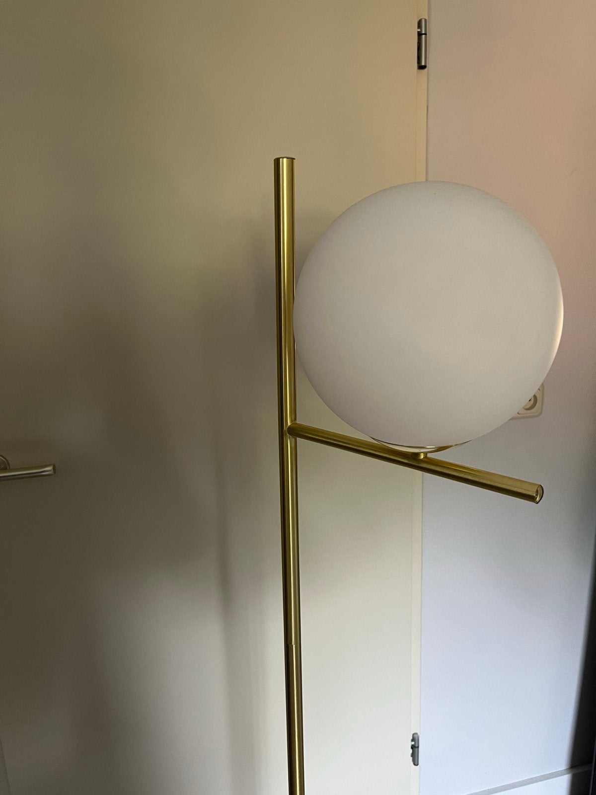 Moderne gouden vloerlamp met glazen bol - 151 cm hoog, Ophalen, Zo goed als nieuw, Metaal, 150 tot 200 cm