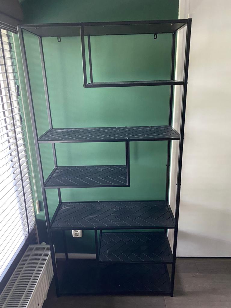 Boekenkast - stellingkast zwart met visgraat motief, Ophalen, Zo goed als nieuw, 25 tot 50 cm, 50 tot 100 cm