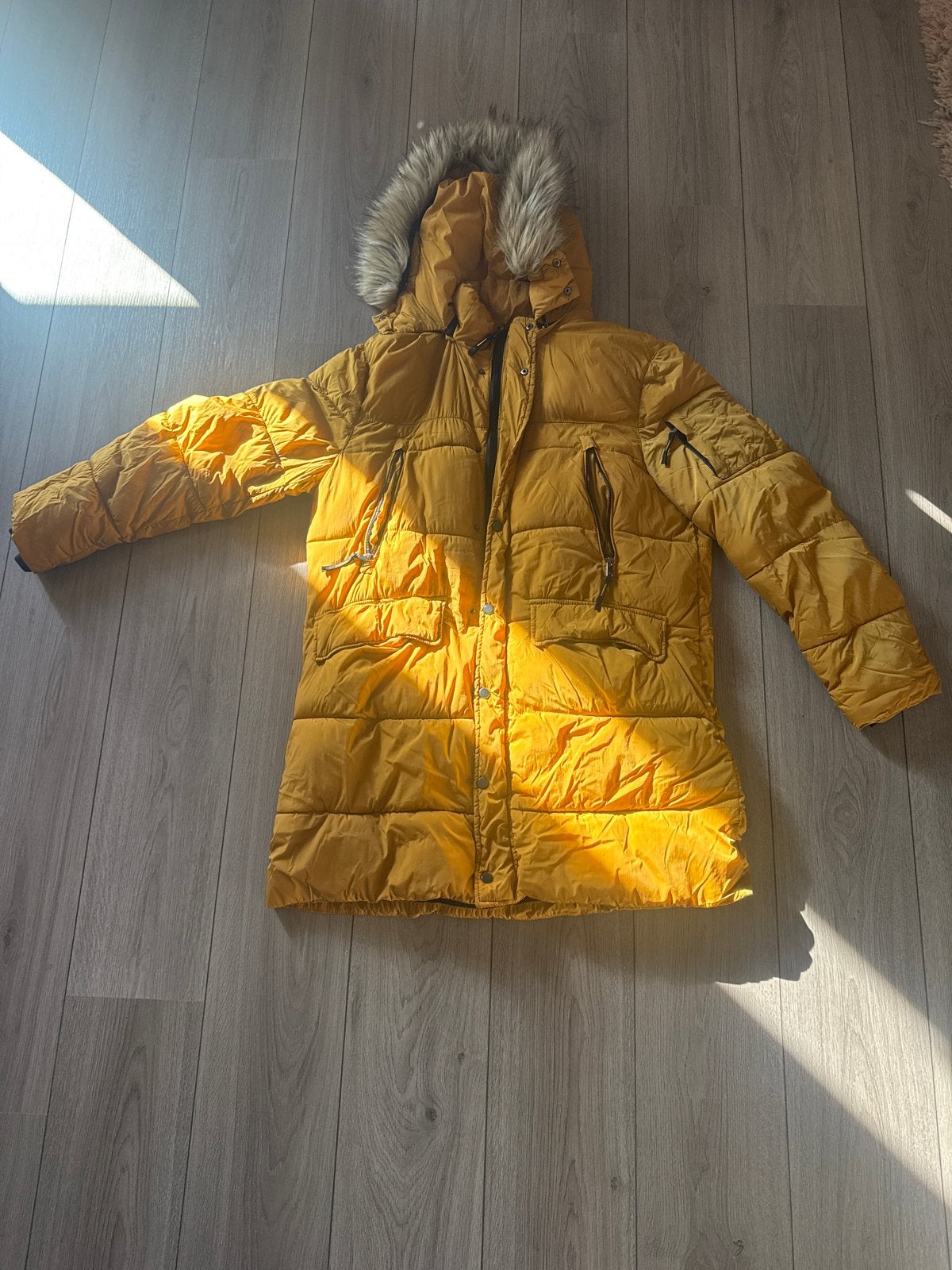 Gele winterjas met capuchon en bontkraag, Ophalen, Zo goed als nieuw, Maat 38/40 (M), Geel