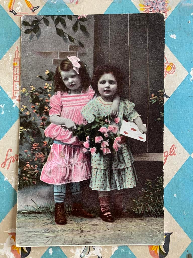 1909 Twee meisjes met bloemen en brief (NN), Verzamelen, Ansichtkaarten | Themakaarten, Ophalen of Verzenden, Voor 1920, Gelopen