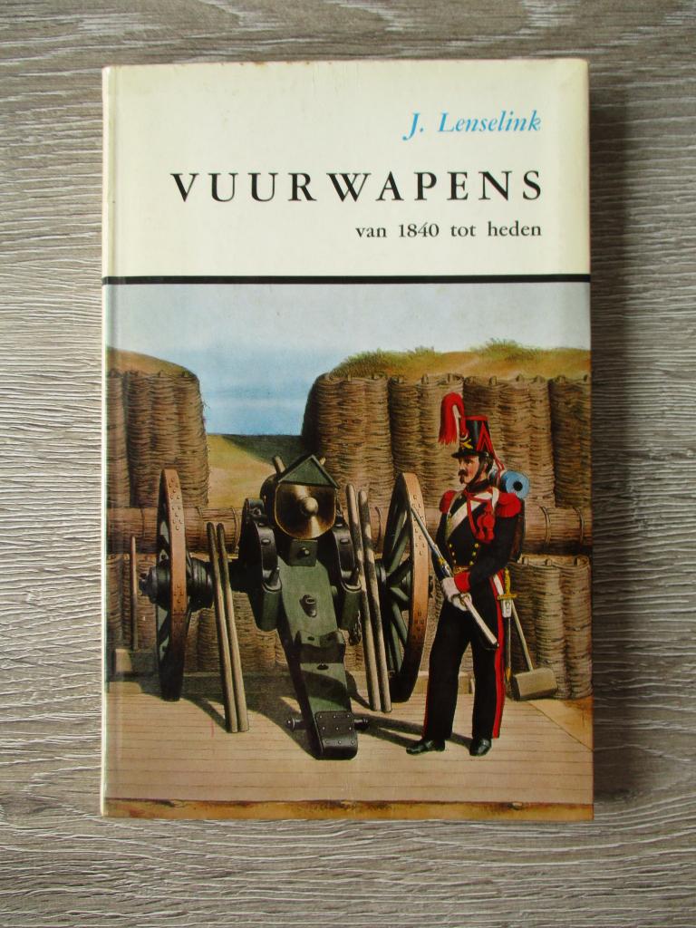 Vuurwapens van 1840 tot heden - J. Lenselink, Boeken, Ophalen of Verzenden, Tweede Wereldoorlog, Gelezen, Overige onderwerpen