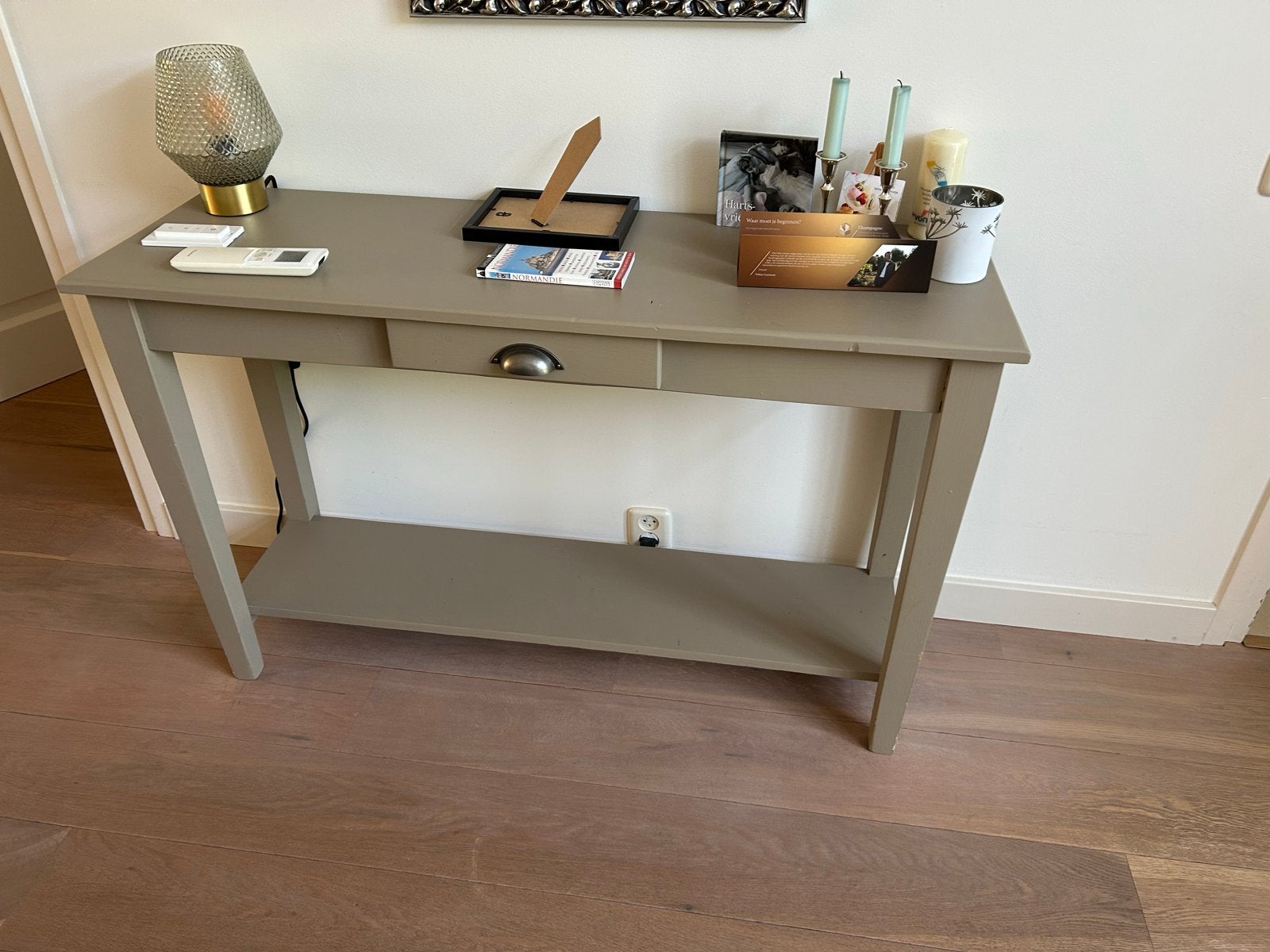 Prachtige taupe houten sidetable met lade, Ophalen, 100 tot 150 cm, Zo goed als nieuw, Overige houtsoorten