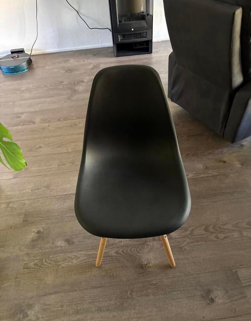 Zwarte stoel Eames DSW Stijl met Houte Poten, Ophalen, Gebruikt, Zwart, Eén