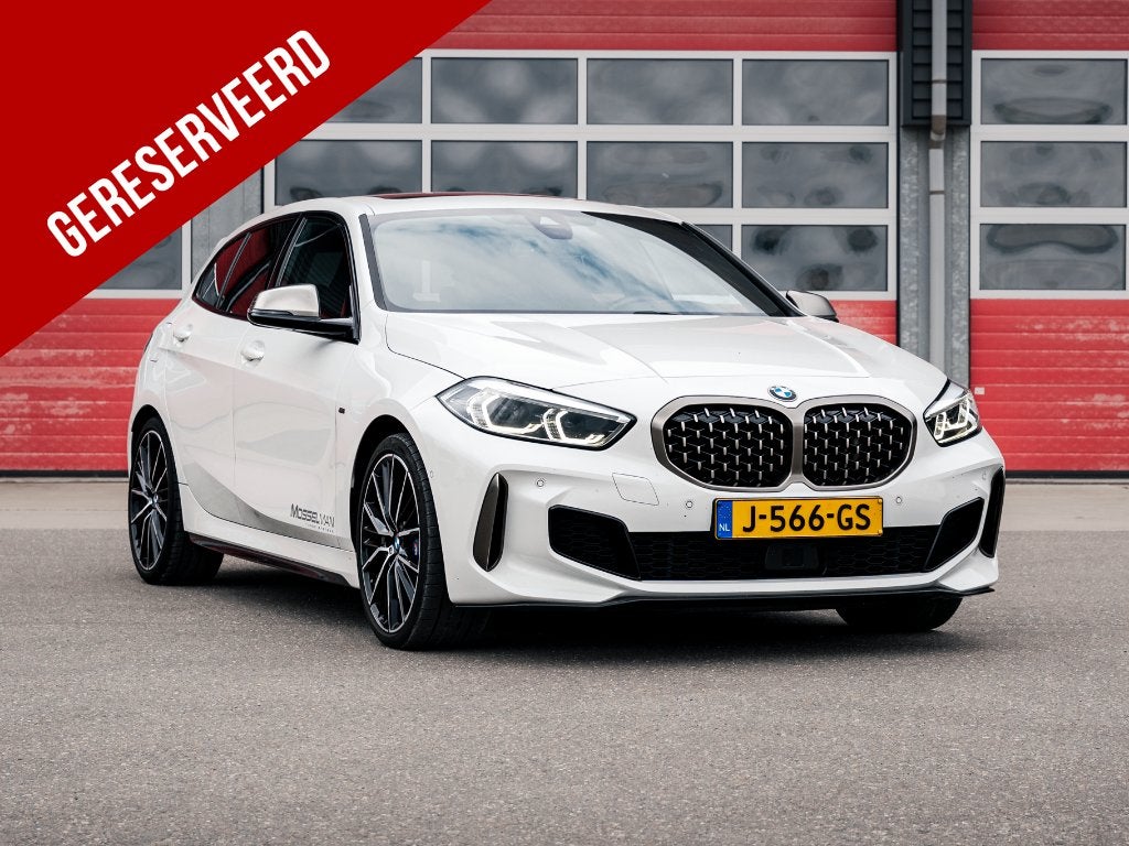 BMW M135i | 306 PK | 2020 | Panodak | HUD | Harman Kardon, 4 cilinders, Alcantara, Wit, Origineel Nederlands