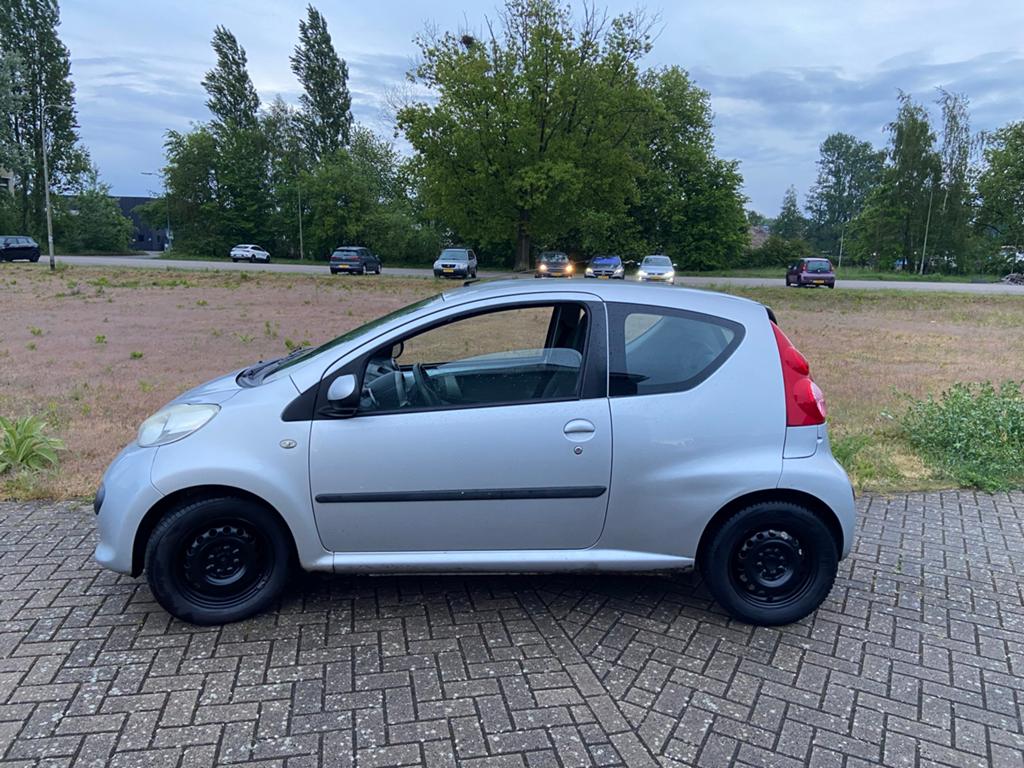 Peugeot 107 1.0 12V 3DR 2006 Grijs, Auto's, Peugeot, Voorwielaandrijving, 765 kg, 4 stoelen, 68 pk