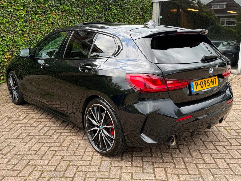 BMW 1-serie 118i M Pakket | NAP | Pano | Ambient | Camera |, Auto's, BMW, 136 pk, Gebruikt, Leder en Stof, Zwart