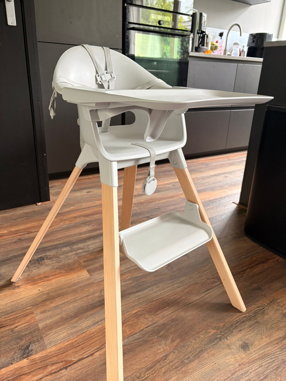 Stokke Clikk kinderstoel met afneembaar eetblad en harnas, Ophalen, Zo goed als nieuw, Overige typen, Gordel(s)