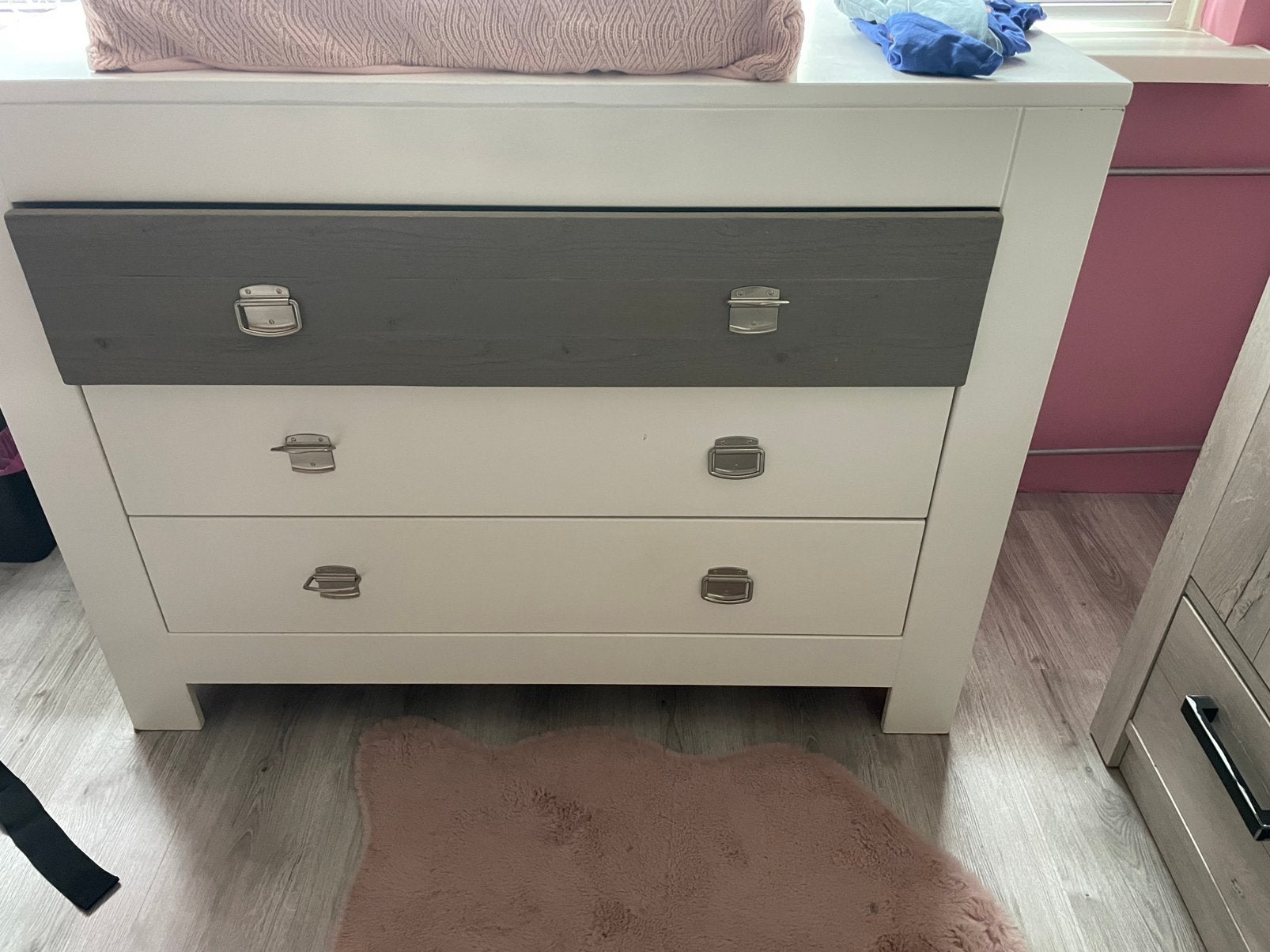 Commode en bedje GRATIS, Kinderen en Baby's, Kinderkamer | Commodes en Kasten, Ophalen, Gebruikt, 50 tot 70 cm, 100 cm of meer