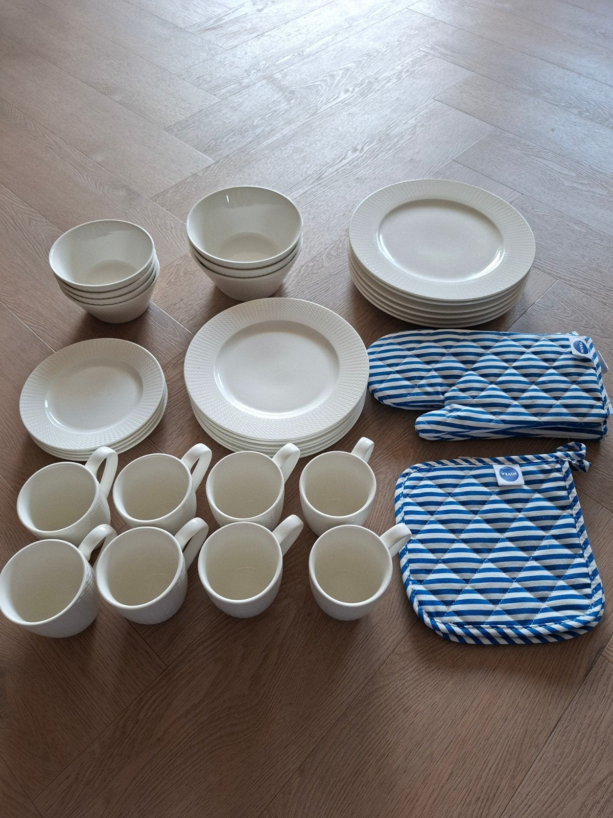 Wit servies met geribbeld patroon, 27-delig, Overige merken, Keramiek, Ophalen of Verzenden, Zo goed als nieuw