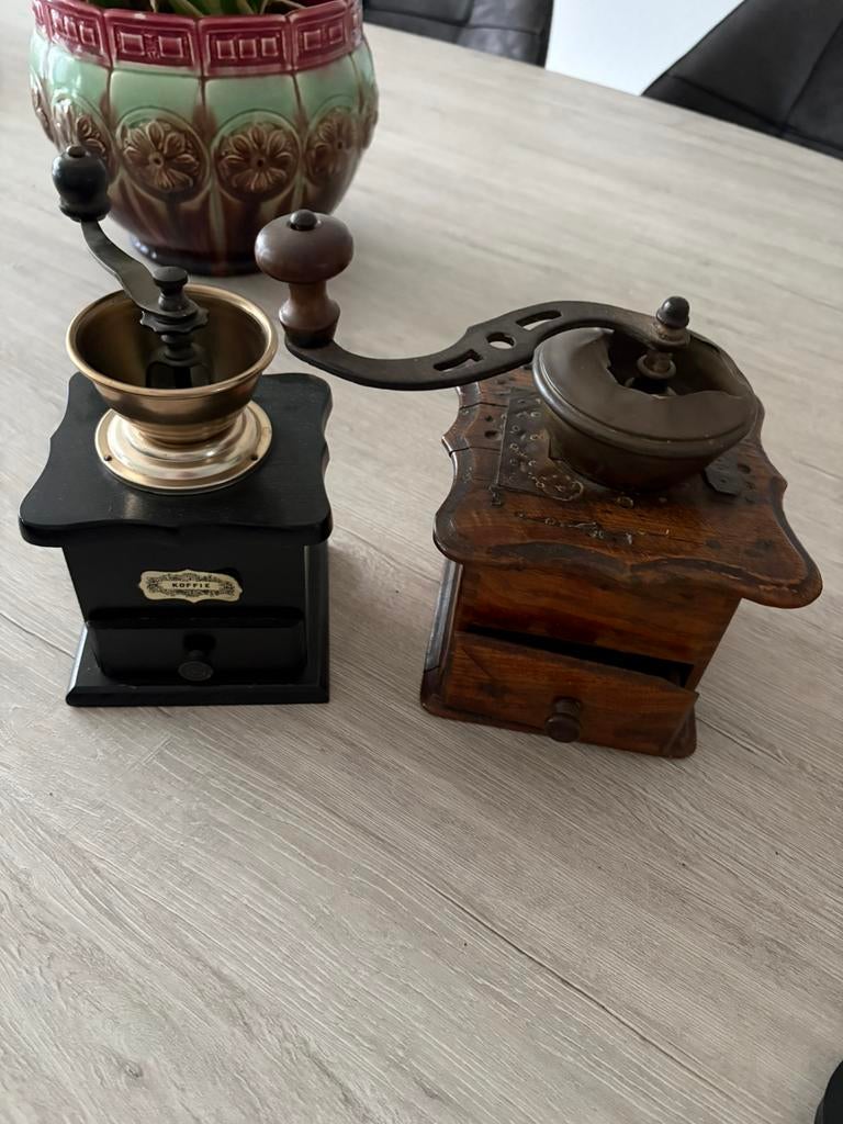 Twee koffiemolens, Antiek en Kunst, Antiek | Keukenbenodigdheden, Ophalen