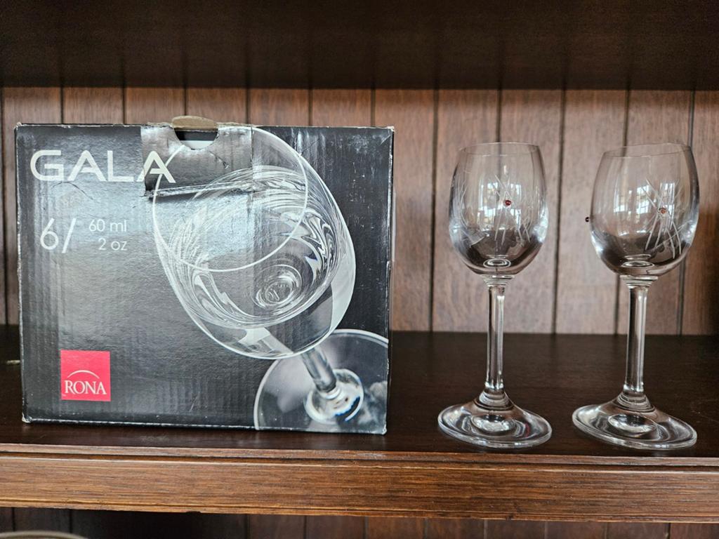 Borrelglaasje op voet gegraveerd met rood accent, Verzamelen, Glas en Borrelglaasjes, Ophalen, Nieuw, Overige typen