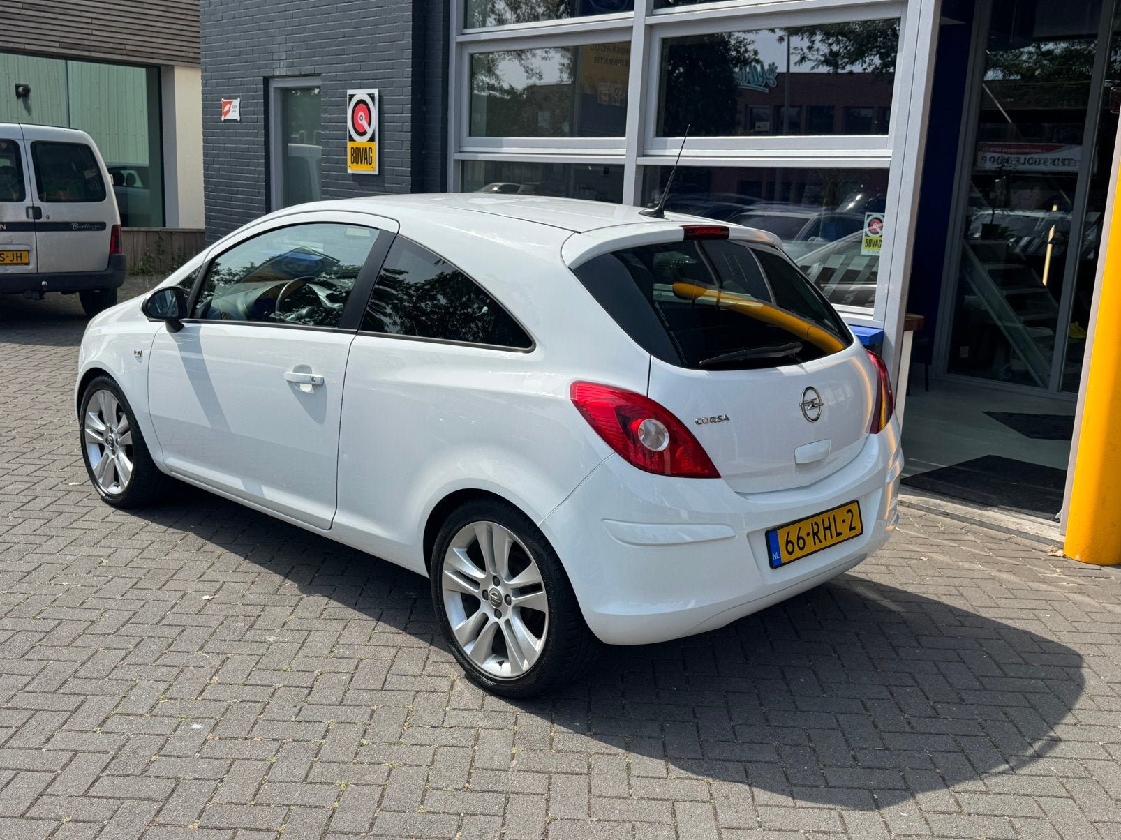 Opel Corsa 1.2 16V 3D 2011 Wit, Auto's, Opel, Voorwielaandrijving, 450 kg, 40 €/maand, 4 cilinders