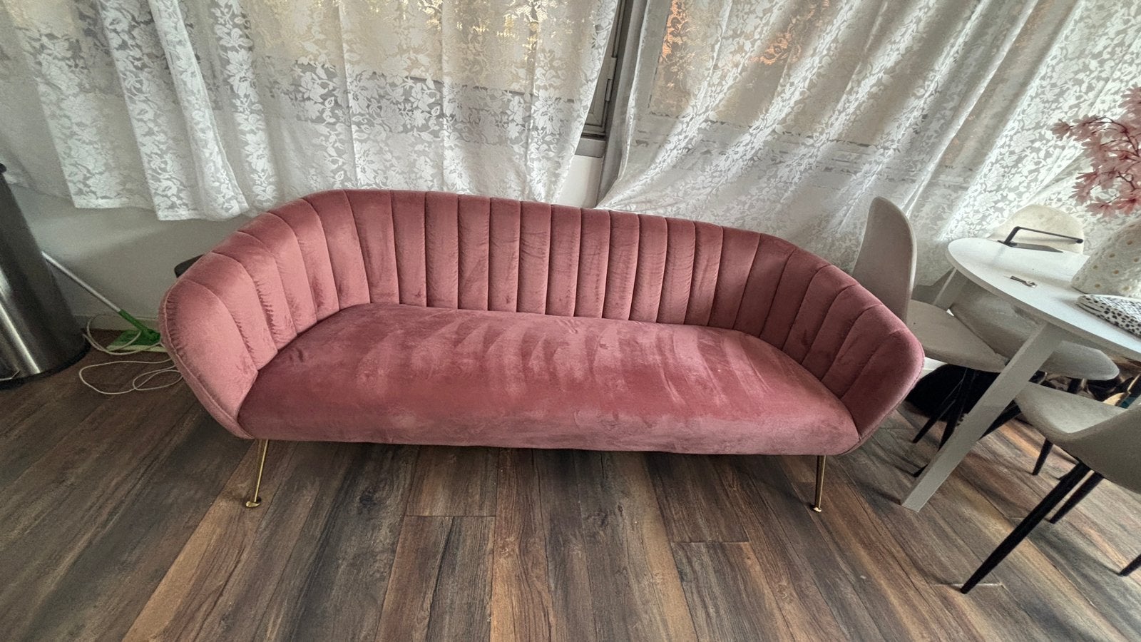 Roze fluwelen bank met gouden poten, Ophalen, 150 tot 200 cm, Tweepersoons, 75 tot 100 cm
