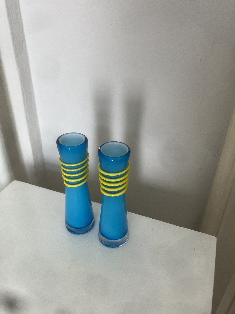 Vintage blauw vazen met gele spiraalvormige decoratie, Ophalen of Verzenden, Nieuw, Overige kleuren, Glas