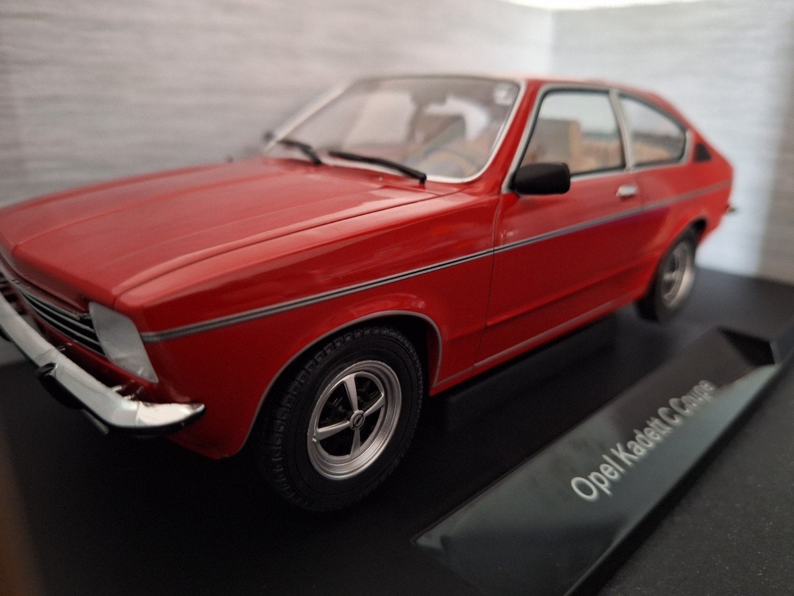 Opel Kadett C Coupe 1975 Schaal 1:18, Overige merken, MCG, Nieuw, Ophalen of Verzenden