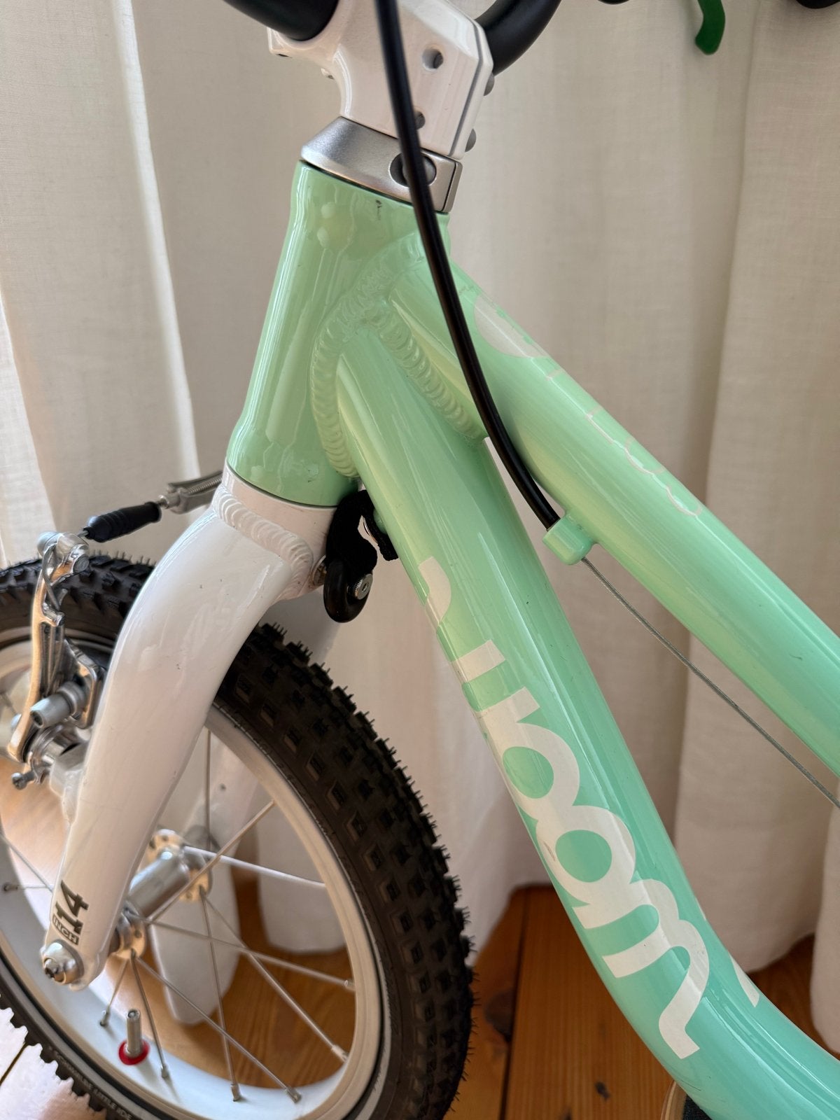 Woom Plus loopfiets met voetensteun, Ophalen, Zo goed als nieuw, Velgrem, Minder dan 16 inch