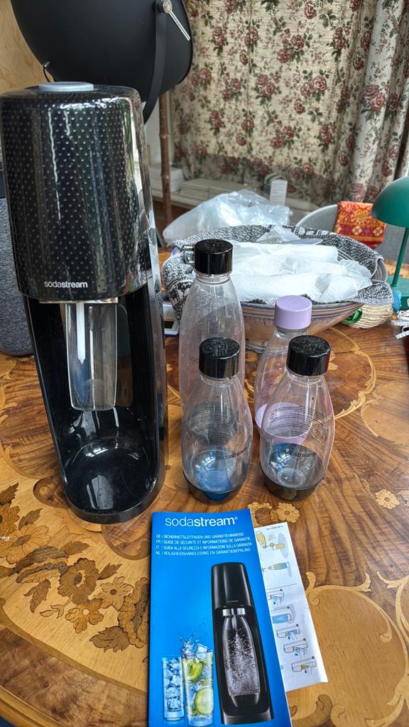 Sodastream met 4 flessen en handleiding, Ophalen of Verzenden, Gebruikt